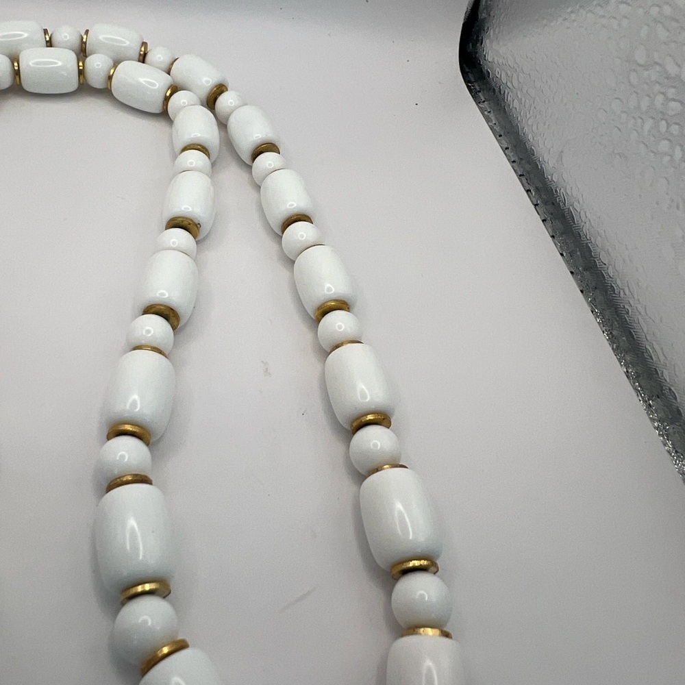Vintage Crown Trifari White bead and gold tone long necklace - Picture 8 of 8